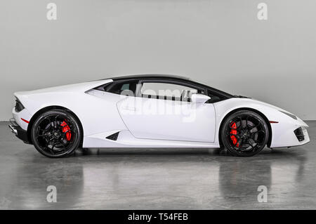 Aprile 20, 2019: 2016 Lamborghini Huracan LP 580-2 Pacchetto stile Garage Door Opener Apriporta garage universale ruote: 20'' PROFILO VIVAVOCE BLUETOOTH Bluetooth PREPARAZIONE DI COLLEGAMENTO ANTERIORE E POSTERIORE DEI SENSORI DI PARCHEGGIO Parcheggio assistito posteriore telecamera retromarcia ROOFLINING & MONTANTI IN PELLE LISCIA SISTEMA DI SOLLEVAMENTO CUCITURE COLORATE PER INTERNI UNICOLOR ANTIFURTO ALLARME TRASPARENTE COFANO MOTORE BIANCO MONOCERUS PACCHETTO BRANDING freno in carbonio ceramico W/RED pinze freno sistema di navigazione Albert Pena/CSM Foto Stock