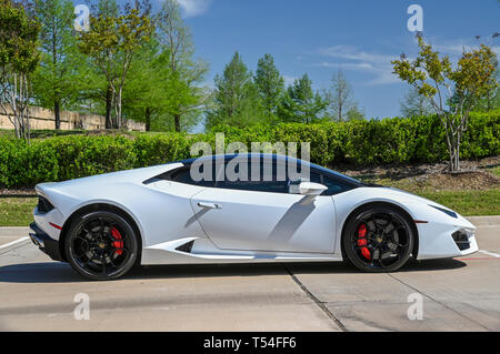 Aprile 20, 2019: 2016 Lamborghini Huracan LP 580-2 Pacchetto stile Garage Door Opener Apriporta garage universale ruote: 20'' PROFILO VIVAVOCE BLUETOOTH Bluetooth PREPARAZIONE DI COLLEGAMENTO ANTERIORE E POSTERIORE DEI SENSORI DI PARCHEGGIO Parcheggio assistito posteriore telecamera retromarcia ROOFLINING & MONTANTI IN PELLE LISCIA SISTEMA DI SOLLEVAMENTO CUCITURE COLORATE PER INTERNI UNICOLOR ANTIFURTO ALLARME TRASPARENTE COFANO MOTORE BIANCO MONOCERUS PACCHETTO BRANDING freno in carbonio ceramico W/RED pinze freno sistema di navigazione Albert Pena/CSM Foto Stock