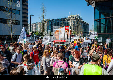 Rotterdam South Holland, Paesi Bassi. Xx Apr, 2019. Un gruppo di animali pro gli attivisti hanno visto holding cartelloni durante la protesta.L'organizzazione non governativa "i diritti degli animali" ha organizzato una manifestazione per la sostituzione della sperimentazione animale. Centinaia di persone si sono radunate nel centro di Rotterdam per chiedere al governo olandese di smettere di sovvenzionare i test sugli animali e di esplorare altre alternative. Credito: Ana Fernandez/SOPA Immagini/ZUMA filo/Alamy Live News Foto Stock