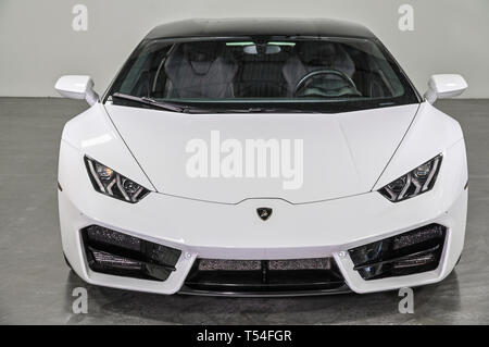 Aprile 20, 2019: 2016 Lamborghini Huracan LP 580-2 Pacchetto stile Garage Door Opener Apriporta garage universale ruote: 20'' PROFILO VIVAVOCE BLUETOOTH Bluetooth PREPARAZIONE DI COLLEGAMENTO ANTERIORE E POSTERIORE DEI SENSORI DI PARCHEGGIO Parcheggio assistito posteriore telecamera retromarcia ROOFLINING & MONTANTI IN PELLE LISCIA SISTEMA DI SOLLEVAMENTO CUCITURE COLORATE PER INTERNI UNICOLOR ANTIFURTO ALLARME TRASPARENTE COFANO MOTORE BIANCO MONOCERUS PACCHETTO BRANDING freno in carbonio ceramico W/RED pinze freno sistema di navigazione Albert Pena/CSM Foto Stock