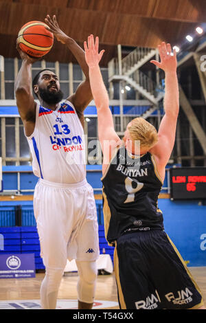 Londra, UK, 20 aprile 2019. Orlan Jackman (13) con la palla per i Royals. Eseguire le tensioni alta in London City Royals v Glasgow Rocks BBL partita di campionato al centro sportivo Crystal Palace. Home team LCR vincere il gioco stretto 78-70. Credito: Imageplotter/Alamy Live News Foto Stock