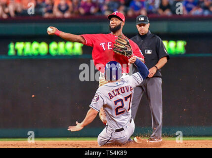 Arlington, Stati Uniti d'America. Xx Apr, 2019. Texas Rangers secondo baseman Danny Santana #38 forze Houston Astros secondo baseman Jose Altuve #27 fuori a seconda base come egli trasforma un doppio gioco durante un gioco MLB tra Houston Astros e Texas Rangers a Globe Life Park in Arlington, TX Texas Houston sconfitto 9-4 Credito: Cal Sport Media/Alamy Live News Foto Stock