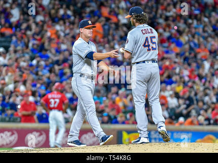 Arlington, Stati Uniti d'America. Xx Apr, 2019. Houston Astros a partire lanciatore Gerrit Cole #45 mani la palla a Houston Astros manager AJ Hinch #14 nel fondo della quinta inning durante una partita MLB tra Houston Astros e Texas Rangers a Globe Life Park in Arlington, TX Texas Houston sconfitto 9-4 Credito: Cal Sport Media/Alamy Live News Foto Stock