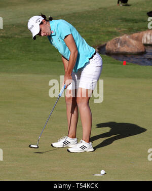 Hawaii, Stati Uniti d'America. Xx Apr, 2019. Carlota Ciganda putts al diciottesimo verde durante il round finale del LPGA LOTTE campionato al Ko Olina Golf Club di Kapolei, HI - Michael Sullivan/CSM Credito: Cal Sport Media/Alamy Live News Foto Stock