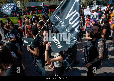 Rotterdam, Paesi Bassi. Xx Apr, 2019. Un gruppo di animali pro gli attivisti hanno visto holding cartelloni durante la protesta. L'organizzazione non governativa "i diritti degli animali" ha organizzato una manifestazione per la sostituzione della sperimentazione animale. Centinaia di persone si sono radunate nel centro di Rotterdam per chiedere al governo olandese di smettere di sovvenzionare i test sugli animali e di esplorare altre alternative. Credito: SOPA Immagini limitata/Alamy Live News Foto Stock