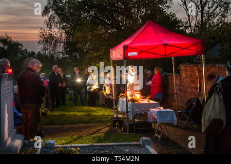 Carrigaline, Cork, Irlanda, XXI Aprile, 2019. Per la prima volta una speciale Pasqua la messa domenicale per la risurrezione, è stata celebrata la prima alba da Fr. Pat Fogarty P.P. e detenute nel cimitero locale in Carrigaline, Co. Cork, Irlanda. Credito: David Creedon/Alamy Live News Foto Stock