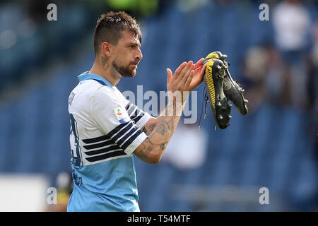 Roma, Italia. Xx Apr, 2019. 20.04.2019 Stadio Olimpico di Roma, Italia. SERIE A:ILLUSIONE DI ACERBI ALLA FINE DEL CAMPIONATO ITALIANO DI UN match tra SS Lazio vs Chievo Verona, punteggio 1-2 allo Stadio Olimpico di Roma. Credit: Indipendente Agenzia fotografica/Alamy Live News Foto Stock