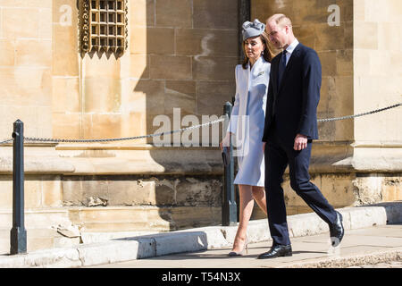 Windsor, Regno Unito. Xxi Aprile 2019. Il Duca e la Duchessa di Cambridge arrivano a frequentare la Domenica di Pasqua il servizio Mattins presso alla cappella di San Giorgio nel Castello di Windsor. Credito: Mark Kerrison/Alamy Live News Foto Stock