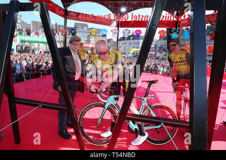 Berg en Terblijt, Paesi Bassi. Xxi Aprile, 2019. ciclismo, Amstel Gold Race, Jos van Emden messo la sua firma sulla scheda Credito: Pro scatti/Alamy Live News Foto Stock