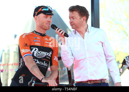 Berg en Terblijt, Paesi Bassi. Xxi Aprile, 2019. ciclismo, Amstel Gold Race, Lars Boom s essendo intervistato Credito: Pro scatti/Alamy Live News Foto Stock