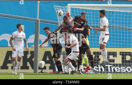 Leverkusen, Deutschland. Xx Apr, 2019. firo: 20.04.2019 Calcio, calcio: 1. Bundesliga, stagione 2018/2019 Bayer 04 Leverkusen - FC Nuremberg Nuernberg 2: 0 Bayer Sven Bender, duelli, duello, FCN portiere, portiere, portiere, Christian Mathenia, Bayer Julian Baumgartlinger, Bayer Lucas Alario, | Utilizzo di credito in tutto il mondo: dpa/Alamy Live News Foto Stock