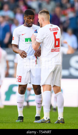 Kevin Danso (FC) di Augusta e Jeffrey Gouweleeuw (FC Augsburg) nella conversazione. GES/Soccer/Prima Bundesliga: FC Augsburg - VFB Stuttgart, 20.04.2019 - Calcetto 1° Divisione: FC Augsburg vs VFB Stuttgart, Augsburg, Apr 20, 2019 - DFL regolamenti vietano qualsiasi uso di fotografie come sequenze di immagini e/o quasi-video. | Utilizzo di tutto il mondo Foto Stock