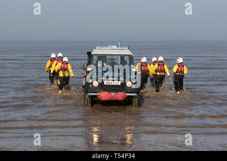 Equipaggio di soccorso Land Rover e lancio di imbarcazioni a Blackpool, Lancashire. 21 aprile 2019. Regno Unito Meteo. I bagnini e l'equipaggio di bagnanti uniscono le forze, allenando gli esercizi nel Mare d'Irlanda. Foto Stock