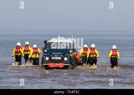 Bagnino off-Road spiaggia e percorso pattuglia veicolo di salvataggio Land Rover equipaggio di salvataggio e lancio barca a Blackpool, Lancashire. 21 aprile 2019. Regno Unito Meteo. I bagnini e l'equipaggio di bagnanti uniscono le forze, allenando gli esercizi nel Mare d'Irlanda. Foto Stock