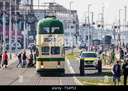 Blackpool, Lancashire. Xxi Aprile, 2019. Regno Unito Meteo. Luminosa e soleggiata e di iniziare la giornata presso la costa come la gente a prendere per il lungomare per un esercizio di luce e di godere della brezza di mare su quello che dovrebbe essere il giorno più caldo delle vacanze di Pasqua. Condizioni di caldo continuare come pasqua patrimonio oro Weekend tram del passato traghetti passeggeri lungo il lungomare. Credito; MediaWorldImages/AlamyLiveNews. Foto Stock