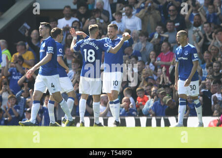 Liverpool, Regno Unito. Xxi Aprile, 2019. Gylfi Sigurdsson di Everton (10) celebra con i suoi compagni di squadra dopo aver segnato il suo team obiettivo 2a. Premier League, Everton v Manchester Utd a Goodison Park di Liverpool domenica XXI Aprile 2019. Questa immagine può essere utilizzata solo per scopi editoriali. Solo uso editoriale, è richiesta una licenza per uso commerciale. Nessun uso in scommesse, giochi o un singolo giocatore/club/league pubblicazioni. pic da Chris Stading/Andrew Orchard fotografia sportiva/Alamy Live news Credito: Andrew Orchard fotografia sportiva/Alamy Live News Foto Stock