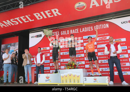 Berg en Terblijt, Paesi Bassi. Xxi Aprile, 2019. Berg en Terblijt, 21-04-2019, ciclismo, Amstel Gold Race, vincitore dell'Amstel Gold Race 2019, Omaggio sul palco con Katarzyna Niewiadoma in primo luogo, Annemiek van Vleuten in secondo luogo e Marianne Vos in 3° credito: Pro scatti/Alamy Live News Foto Stock