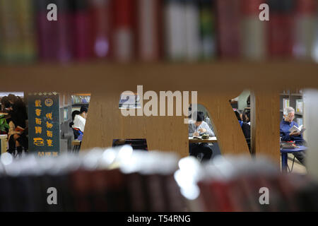 Xiangyang, la Cina della provincia di Hubei. Xx Apr, 2019. La gente di leggere in una 24-ora bookstore di Xiangyang, centrale cinese della provincia di Hubei, 20 aprile 2019. Credito: Wang Hu/Xinhua/Alamy Live News Foto Stock