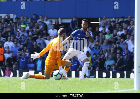 Liverpool, Regno Unito. Xxi Aprile, 2019. Theo Walcott di Everton mette la palla oltre il Manchester United Portiere David De Gea al cliente il suo team obiettivo 4a. Premier League, Everton v Manchester Utd a Goodison Park di Liverpool domenica XXI Aprile 2019. Questa immagine può essere utilizzata solo per scopi editoriali. Solo uso editoriale, è richiesta una licenza per uso commerciale. Nessun uso in scommesse, giochi o un singolo giocatore/club/league pubblicazioni. pic da Chris Stading/Andrew Orchard fotografia sportiva/Alamy Live news Credito: Andrew Orchard fotografia sportiva/Alamy Live News Foto Stock