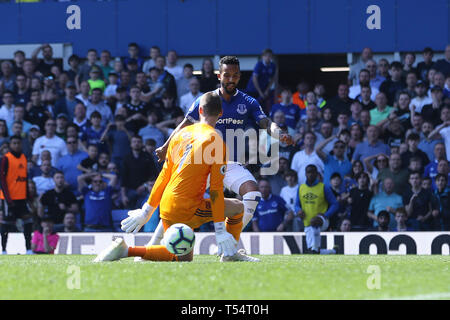 Liverpool, Regno Unito. Xxi Aprile, 2019. Theo Walcott di Everton mette la palla oltre il Manchester United Portiere David De Gea al cliente il suo team obiettivo 4a. Premier League, Everton v Manchester Utd a Goodison Park di Liverpool domenica XXI Aprile 2019. Questa immagine può essere utilizzata solo per scopi editoriali. Solo uso editoriale, è richiesta una licenza per uso commerciale. Nessun uso in scommesse, giochi o un singolo giocatore/club/league pubblicazioni. pic da Chris Stading/Andrew Orchard fotografia sportiva/Alamy Live news Credito: Andrew Orchard fotografia sportiva/Alamy Live News Foto Stock