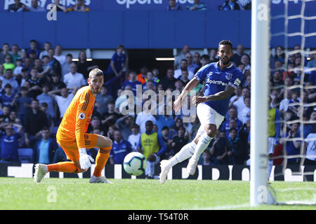 Liverpool, Regno Unito. Xxi Aprile, 2019. Theo Walcott di Everton mette la palla oltre il Manchester United Portiere David De Gea al cliente il suo team obiettivo 4a. Premier League, Everton v Manchester Utd a Goodison Park di Liverpool domenica XXI Aprile 2019. Questa immagine può essere utilizzata solo per scopi editoriali. Solo uso editoriale, è richiesta una licenza per uso commerciale. Nessun uso in scommesse, giochi o un singolo giocatore/club/league pubblicazioni. pic da Chris Stading/Andrew Orchard fotografia sportiva/Alamy Live news Credito: Andrew Orchard fotografia sportiva/Alamy Live News Foto Stock