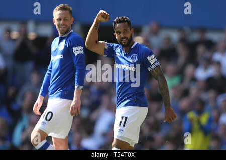 Liverpool, Regno Unito. Xxi Aprile, 2019. Theo Walcott di Everton (r) festeggia dopo aver segnato il suo team obiettivo 4a. Premier League, Everton v Manchester Utd a Goodison Park di Liverpool domenica XXI Aprile 2019. Questa immagine può essere utilizzata solo per scopi editoriali. Solo uso editoriale, è richiesta una licenza per uso commerciale. Nessun uso in scommesse, giochi o un singolo giocatore/club/league pubblicazioni. pic da Chris Stading/Andrew Orchard fotografia sportiva/Alamy Live news Credito: Andrew Orchard fotografia sportiva/Alamy Live News Foto Stock