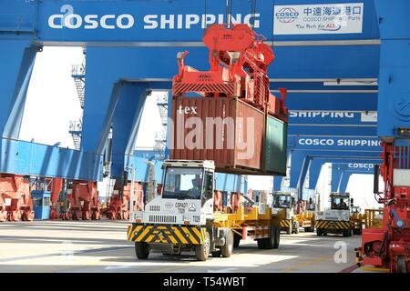 (190421) -- ABU DHABI, 21 aprile 2019 (Xinhua) -- Foto scattata il 20 aprile 2019 illustra CSP Abu Dhabi terminale Al Khalifa Port ad Abu Dhabi, negli Emirati Arabi Uniti. CSCL Mercurio, un contenitore cinese nave con una capacità di 14.000 TEU (twenty-foot equivalent unit), il sabato è diventato il primo visitatore del CSP di Abu Dhabi il terminale di porta di Khalifa negli Emirati Arabi Uniti (EAU). Il CSP Abu Dhabi terminale, costruito e gestito da cinese di COSCO Porte di spedizione limitata (CSP) e Abu Dhabi porti, dispone di una capacità di 2,5 milioni di TEU e inizia con una capacità di trattamento dei 1.5 milioni di TEU. (X Foto Stock