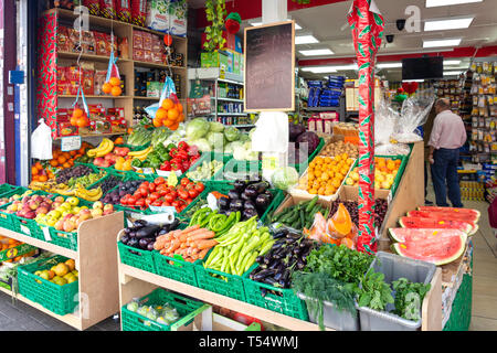 Frutta e verdura in stallo mercato, North End Road, Fulham, London Borough di Hammersmith e Fulham, Greater London, England, Regno Unito Foto Stock