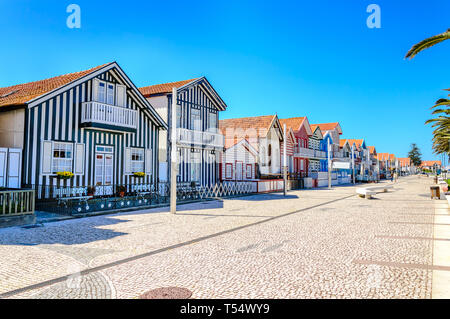 Costa Nova, Portogallo: a strisce colorate case Palheiros chiamato con il rosso, il blu e il verde a righe. Costa Nova do Prado è un beach village resort su Atla Foto Stock