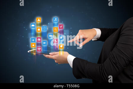 Elegante femmina mano azienda tablet con coloratissime icone delle applicazioni Foto Stock