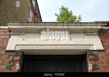 Ragazzi ingresso alla vecchia pensione vittoriana scuola, segno sopra porta, Richie Street, London Borough di Islington Foto Stock
