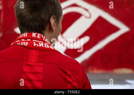 Football club Spartak ventilatore sullo sfondo dell'emblema del club di Mosca, Russia Foto Stock