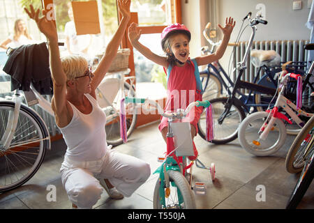 Nonna felice shopping nuova bicicletta per bambina Foto Stock