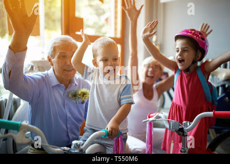 Felice nonni acquisto nuova bicicletta per bambino Foto Stock