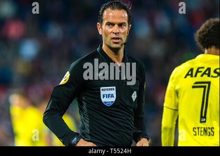 Xx di aprile 2019 a Rotterdam, Olanda Calcio Eredivisie olandese Feyenoord v AZ Alkmaar arbitro Bas NIJHUIS Foto Stock