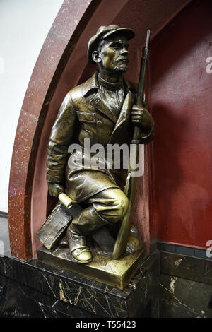 Mosca, Russia - Luglio 16, 2018: Mosca stazione metro interno. Statua di un rosso guarder nel Ploshchad Revolyutsii/Piazza della Rivoluzione stazione della metropolitana. Foto Stock