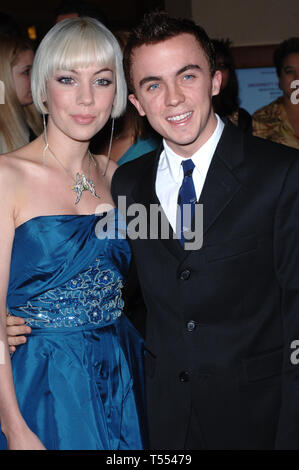 LOS ANGELES, CA. 30 novembre 2005: Attore Freddie Prinze JR & data al 2005 Family TV Awards presso il Beverly Hilton Hotel di Beverly Hills. © 2005 Paul Smith / Featureflash Foto Stock