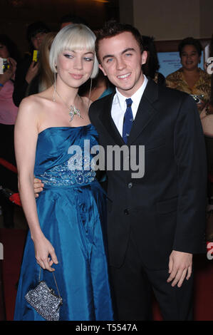 LOS ANGELES, CA. 30 novembre 2005: Attore Freddie Prinze JR & data al 2005 Family TV Awards presso il Beverly Hilton Hotel di Beverly Hills. © 2005 Paul Smith / Featureflash Foto Stock