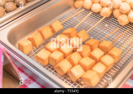 Close-up, il fuoco selettivo di Spiedini fritti con cubetti di tofu al mercato contadino di stand in America. Il tofu fritto, cibo vegetariano Foto Stock