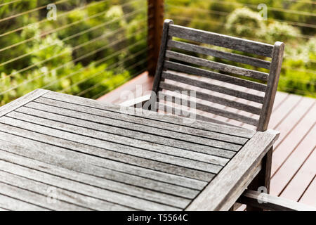 Tavolo e sedia sulla veranda della natura. Foto Stock