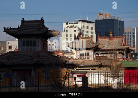 Ulaanbaatar / Mongolia - 11 Novembre 2018: Choijin Tempio Lama contro edifici moderni Foto Stock