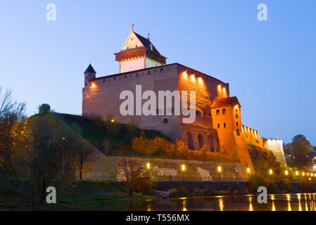 Herman castello vicino fino in ottobre al crepuscolo. Narva, Estonia Foto Stock