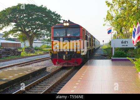 CHA-AM, Tailandia - 13 dicembre 2018: Passeggeri treno arriva alla stazione ferroviaria Foto Stock