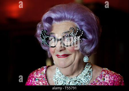 Ritratto di Dame Edna Everage, Barry Humphries 2011 Foto Stock