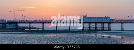 Worthing Sussex, Regno Unito; xx aprile 2019; Dawn con il sorgere del sole dietro a Worthing Pier a bassa marea Foto Stock