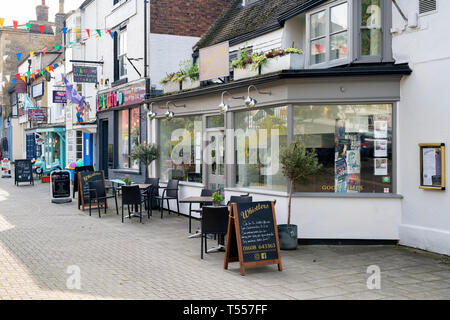 Whistlers bar cafè ristorante e negozi Tickitty nella fila centrale, Chipping Norton, Cotswolds, Oxfordshire, Inghilterra Foto Stock