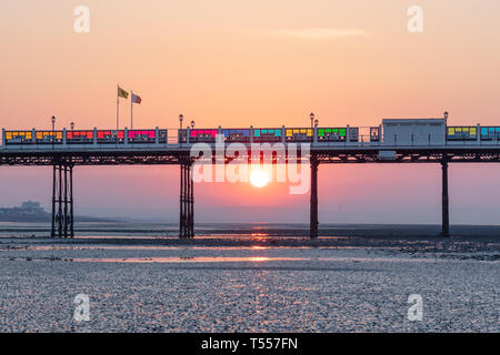 Worthing Sussex, Regno Unito; xx aprile 2019; Dawn con il sorgere del sole dietro a Worthing Pier a bassa marea Foto Stock