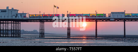 Worthing Sussex, Regno Unito; xx aprile 2019; Dawn con il sorgere del sole dietro a Worthing Pier a bassa marea Foto Stock