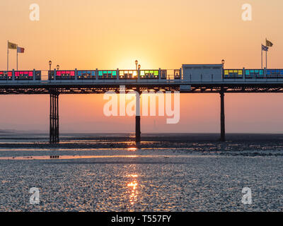 Worthing Sussex, Regno Unito; xx aprile 2019; Dawn con il sorgere del sole dietro a Worthing Pier a bassa marea Foto Stock