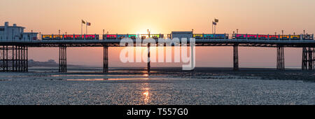 Worthing Sussex, Regno Unito; xx aprile 2019; Dawn con il sorgere del sole dietro a Worthing Pier a bassa marea Foto Stock